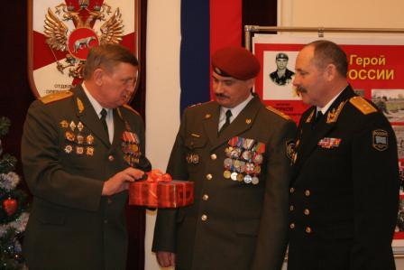 Поздравление командира части полковника Д. В. Черепанова с 30-летием отряда «Витязь»