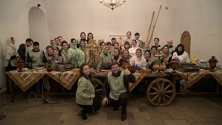 Православные добровольцы  «Союза Маринс Групп» испекли блины для бездомных