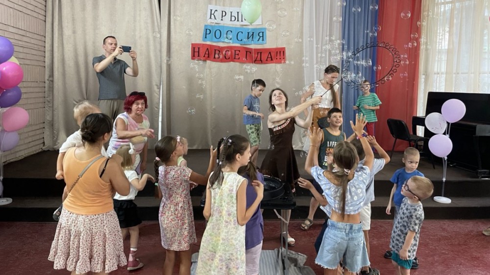 Сотрудники «Союза Маринс Групп» устроили праздник для воспитанников Ялтинского реабилитационного центра, приуроченный ко Дню знаний