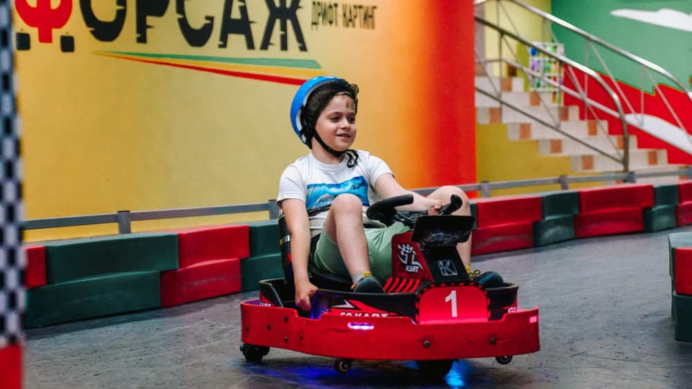 Воспитанники социально-реабилитационного центра для несовершеннолетних «Бригантина» покатались на картинге в ТЦ «ЦУМ»