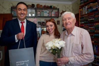 Сотрудники торгового центра «Мебельный базар» поздравили ветерана с Днём Победы