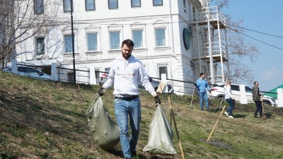 Добровольцы «Союза Маринс Групп» очистили территорию вокруг Храма Казанской иконы Божией Матери
