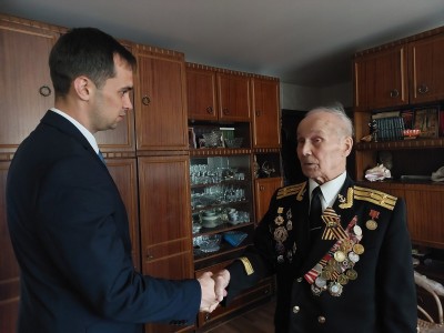 Сотрудники компании «Металлоптторг» поздравили ветерана с Днём Победы