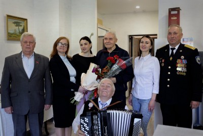 Сотрудники отеля Yalta Intourist поздравили ветеранов с Днём Великой Победы