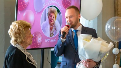Легенда «Чайки»: в открытом бассейне поздравили со 100-летним юбилеем ветерана Великой Отечественной войны Миру Григорьевну Буриеву