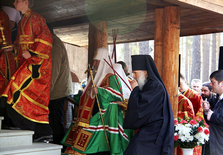 Посещение монастыря во имя святых Царственных мучеников и страстотерпцев в урочище Ганина Яма 2010г.